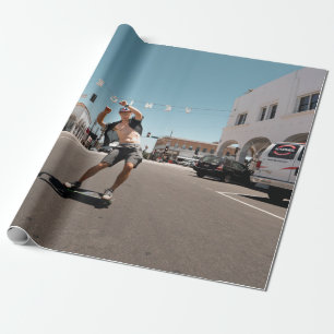 Mann spielt Skateboard Geschenkpapier