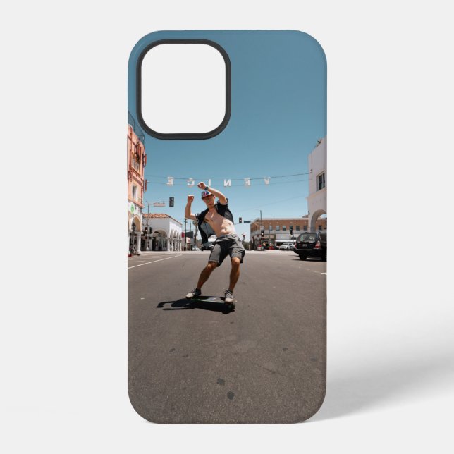 Mann spielt Skateboard iPhone Hülle (Rückseite)