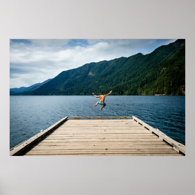 Mann springt in der Nähe des Meeres Poster (Vorne)