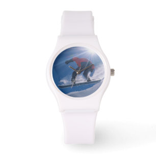 Mann springt von einer großen Cornice auf einem Sn Armbanduhr