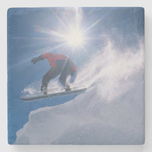 Mann springt von einer großen Cornice auf einem Sn Steinuntersetzer