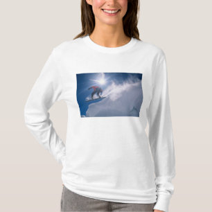 Mann springt von einer großen Cornice auf einem Sn T-Shirt