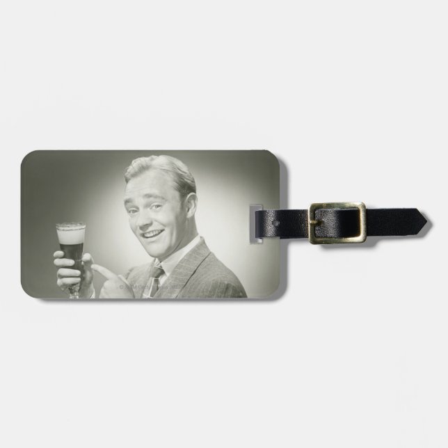 Mann trinkend gepäckanhänger (Vorderseite horizontal)