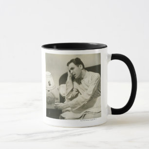 Mann trinkt Wasser Tasse
