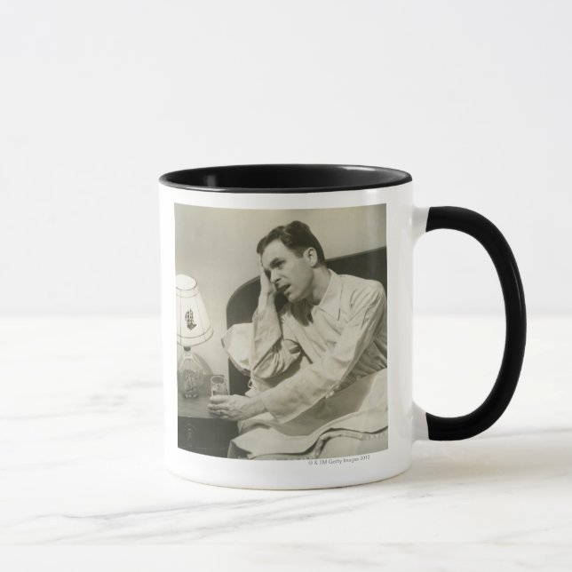 Mann trinkt Wasser Tasse (Rechts)