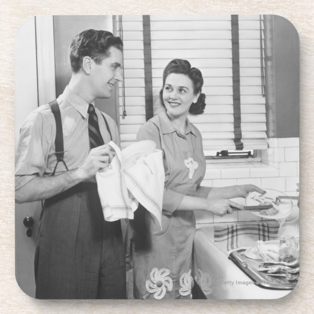 Mann und Frau, die Geschirr tun Untersetzer (Vorderseite)