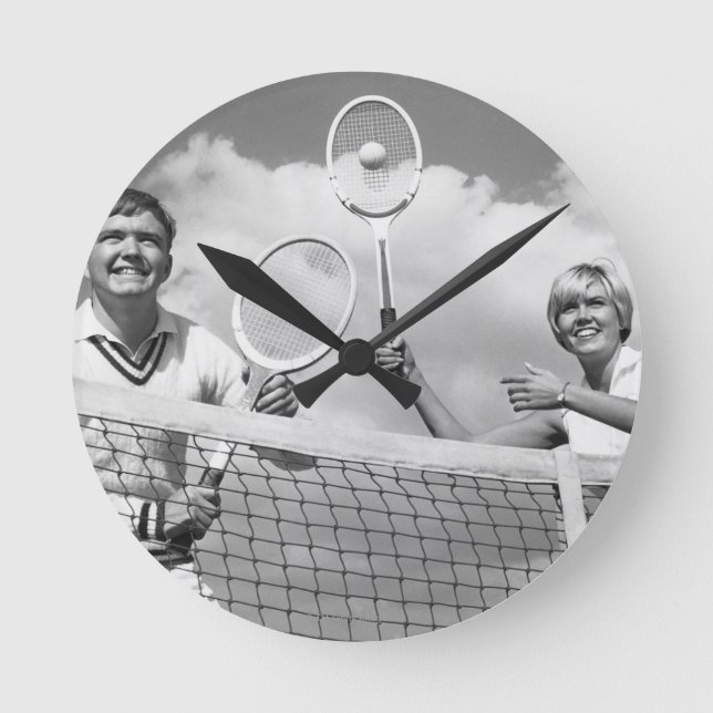 Mann und Frau, die Tennis spielen Runde Wanduhr (Vorderseite)
