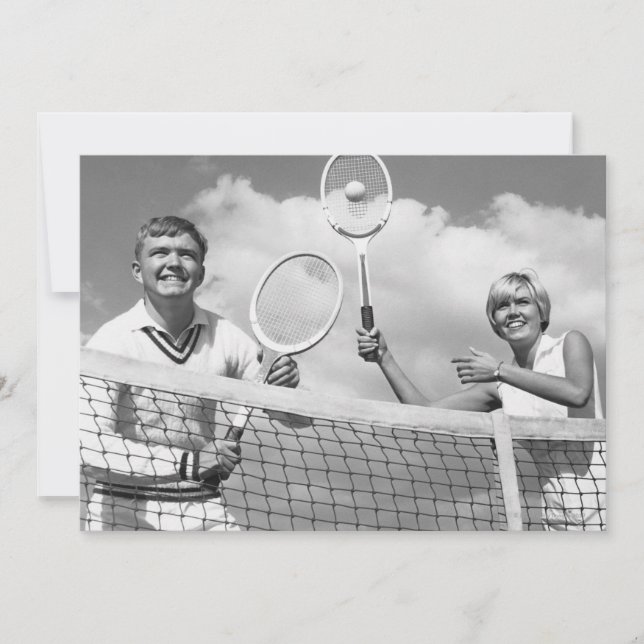 Mann und Frau spielen Tennis (Vorderseite)