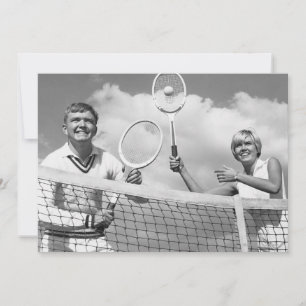 Mann und Frau spielen Tennis