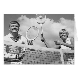 Mann und Frau spielen Tennis
