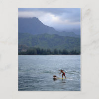 Mann und Hund auf Paddleboard in der Hanalei Bay P