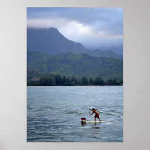 Mann und Hund auf Paddleboard in der Hanalei Bay Poster