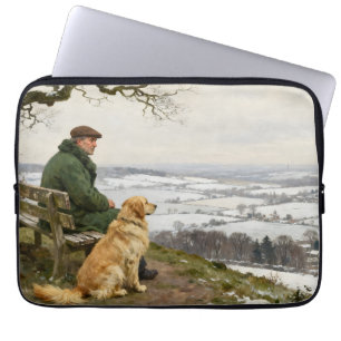 Mann und Hund genießen das Winterlandschaftspanora Laptopschutzhülle