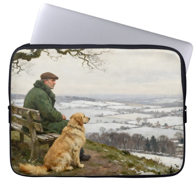 Mann und Hund genießen das Winterlandschaftspanora Laptopschutzhülle (Vorderseite)