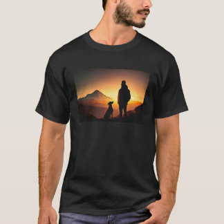 Mann und Hund Schau dir den Sonnenuntergang von ob T-Shirt