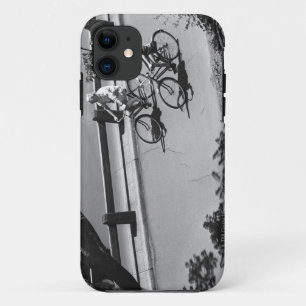 Mann und Junge beim Radfahren iPhone 11 Hülle