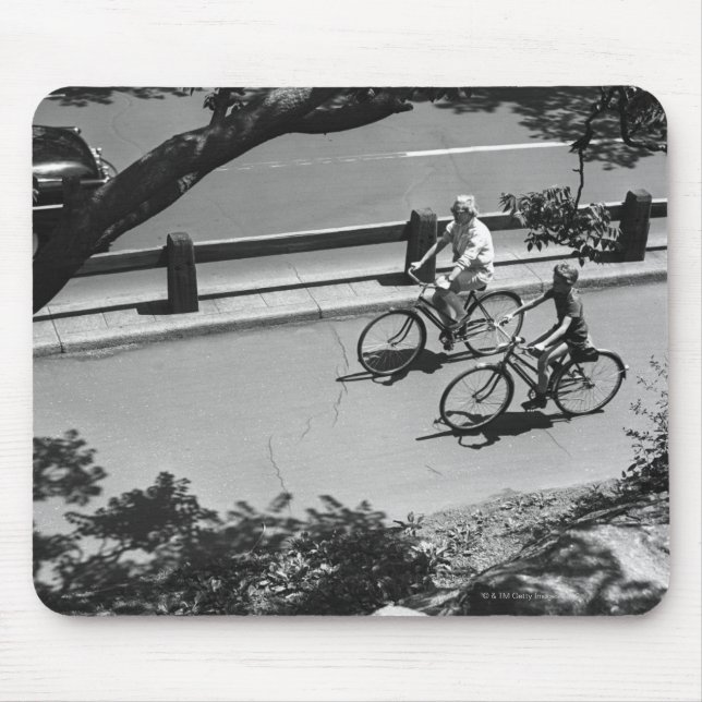 Mann und Junge beim Radfahren Mousepad (Vorne)