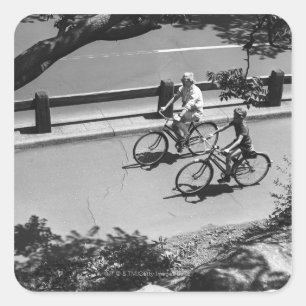 Mann und Junge beim Radfahren Quadratischer Aufkleber