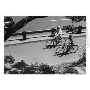 Mann und Junge Radfahren