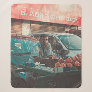 MANN VENING APPLES NEAR PARKED CARS SHERPADECKE