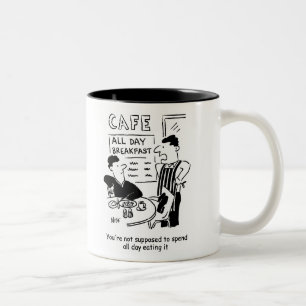Mann verbringt den ganzen Tag damit, ein Frühstück Zweifarbige Tasse
