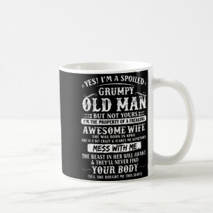 Mann verwöhnte mürrische alte Frau geboren Kaffeetasse