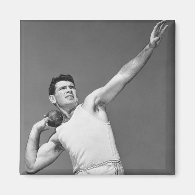 Mann wirft Shotput Magnet (Vorne)