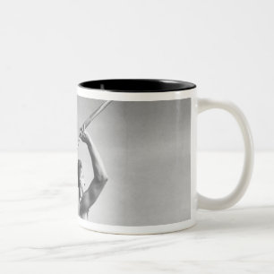 Mann wirft Speer Zweifarbige Tasse
