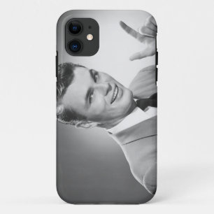 Mann zeigt 2 Case-Mate iPhone hülle