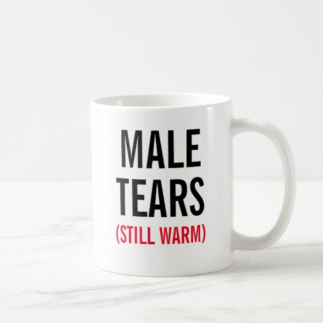 Mann zerreißt noch warmes tasse (Rechts)