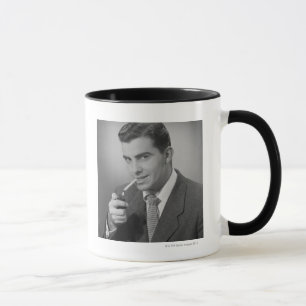 Mann zündet Zigarette an Tasse