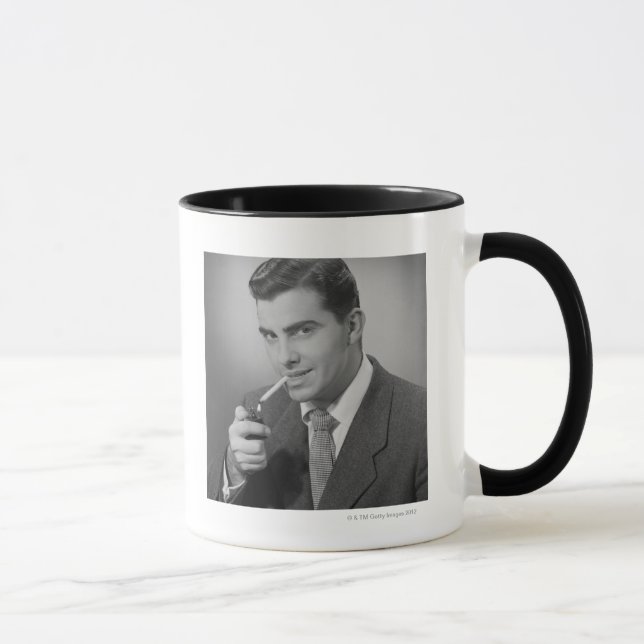 Mann zündet Zigarette an Tasse (Rechts)