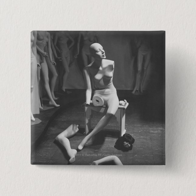 Mannequin mit dem Bein und Arm entfernt Button (Vorderseite)