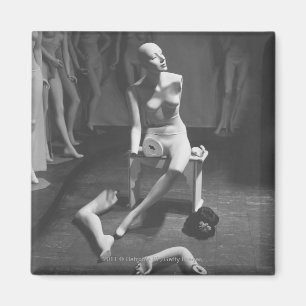 Mannequin mit dem Bein und Arm entfernt Magnet