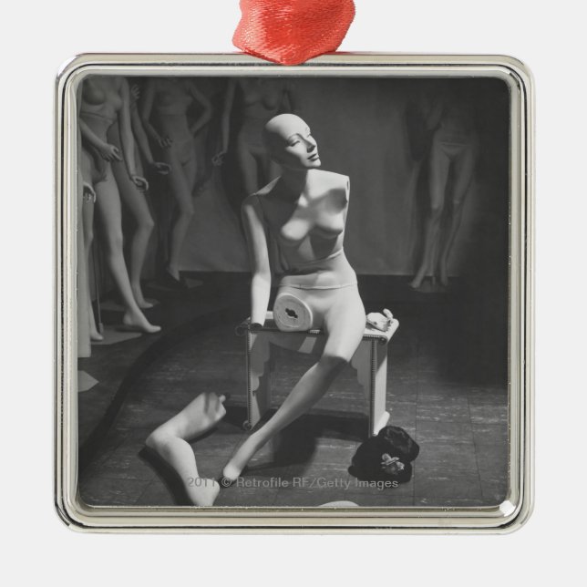 Mannequin mit dem Bein und Arm entfernt Ornament Aus Metall (Vorne)