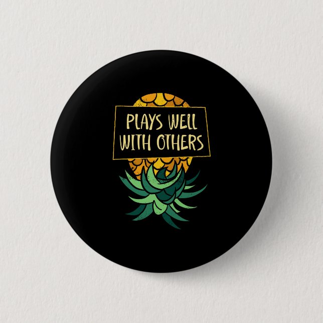 Männer auf dem Kopf stehende Ananas spielt anderen Button (Vorderseite)