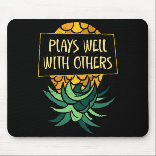 Männer auf dem Kopf stehende Ananas spielt anderen Mousepad