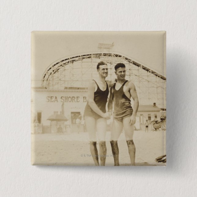 Männer auf dem Strand stehend Button (Vorderseite)