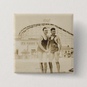 Männer auf dem Strand stehend Button