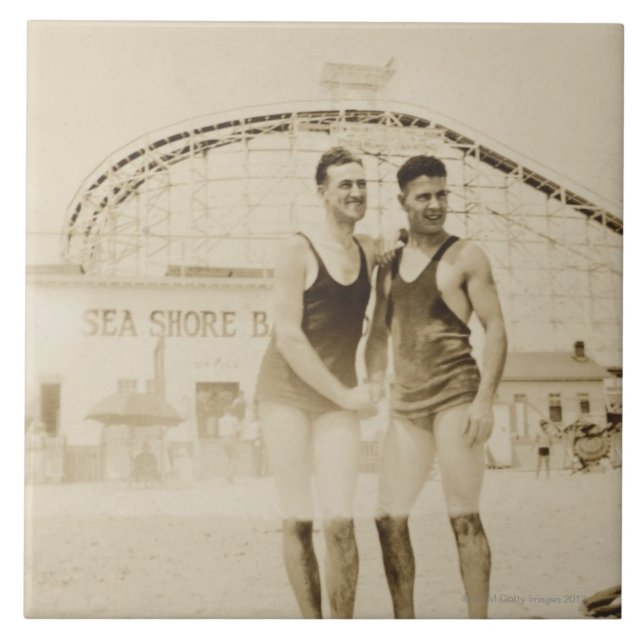 Männer auf dem Strand stehend Fliese (Vorderseite)