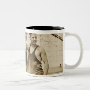 Männer auf dem Strand Stehend Zweifarbige Tasse