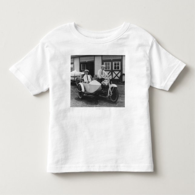 Männer auf Harley Davidson-Motorrad mit Beiwagen Kleinkind T-shirt (Vorderseite)
