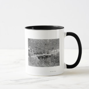 Männer auf Wagenwelle und Hetze für Fotografen Tasse