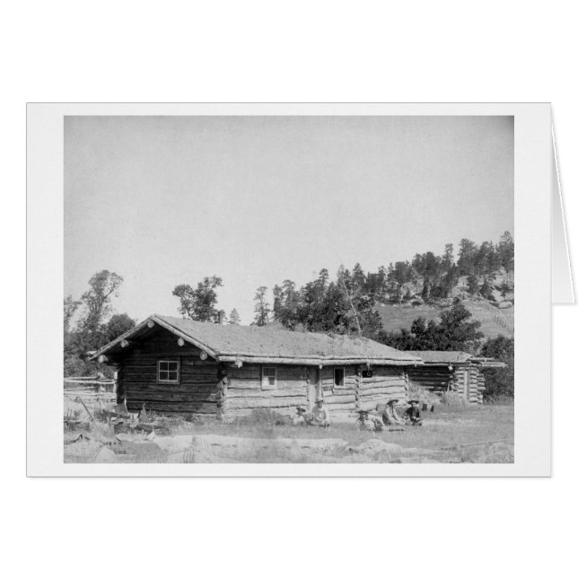 Männer außerhalb der Blockhütte in Süddakota (Vorderseite (Horizontal))