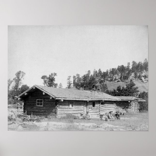 Männer außerhalb der Blockhütte in Süddakota Poster (Vorne)