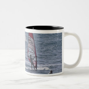 Männer beim Windsurfen Zweifarbige Tasse