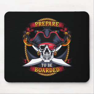 Männer bereiten sich darauf vor, mit Totenkopf und Mousepad