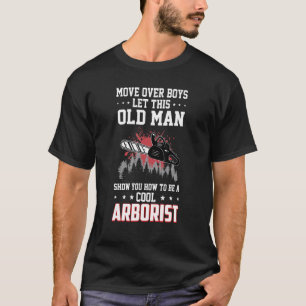 Männer bewegen sich über Jungen Ließ diesen alten T-Shirt