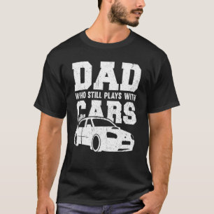 Männer, die den Vater kontrollieren, der noch mit T-Shirt