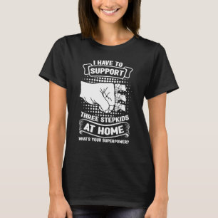 Männer, die ich drei Stiefkinder bei Zuhause unter T-Shirt